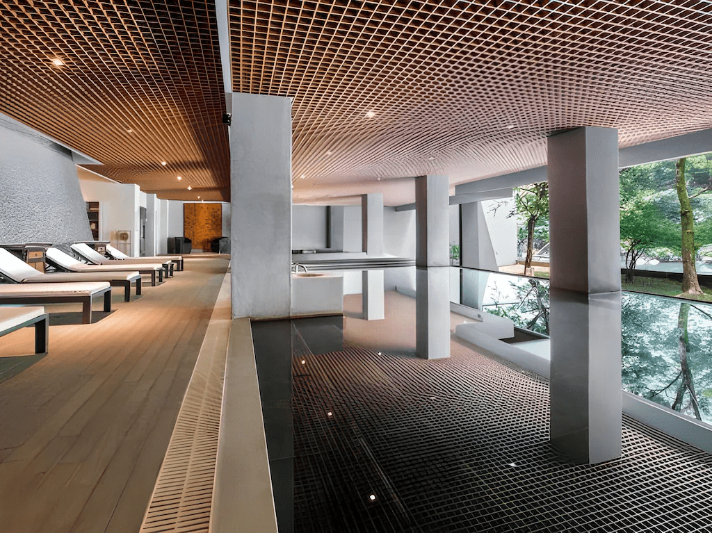 順著溪水聲抵達烏來，在溫泉住宿裡過一夜，把忙亂留在山路轉彎之前