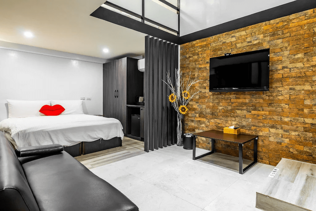 當湖面開始泛光,我在日月潭找到一間剛剛好的民宿,讓旅行自然慢下來