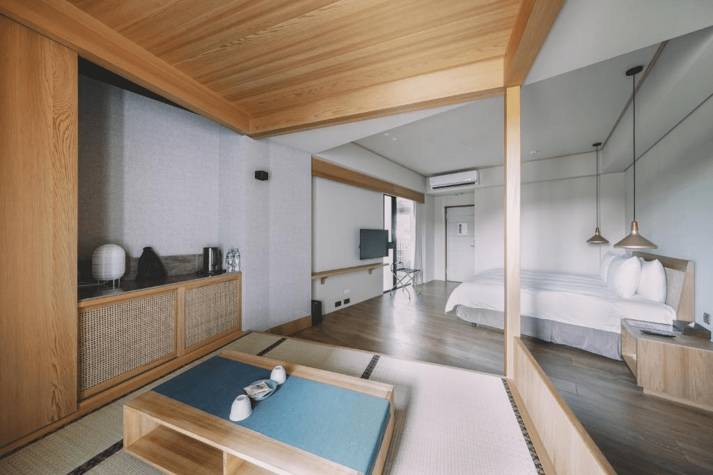 走進台南老城午後光影中,慢慢挑一間剛剛好的住宿,把旅程住進日常裡