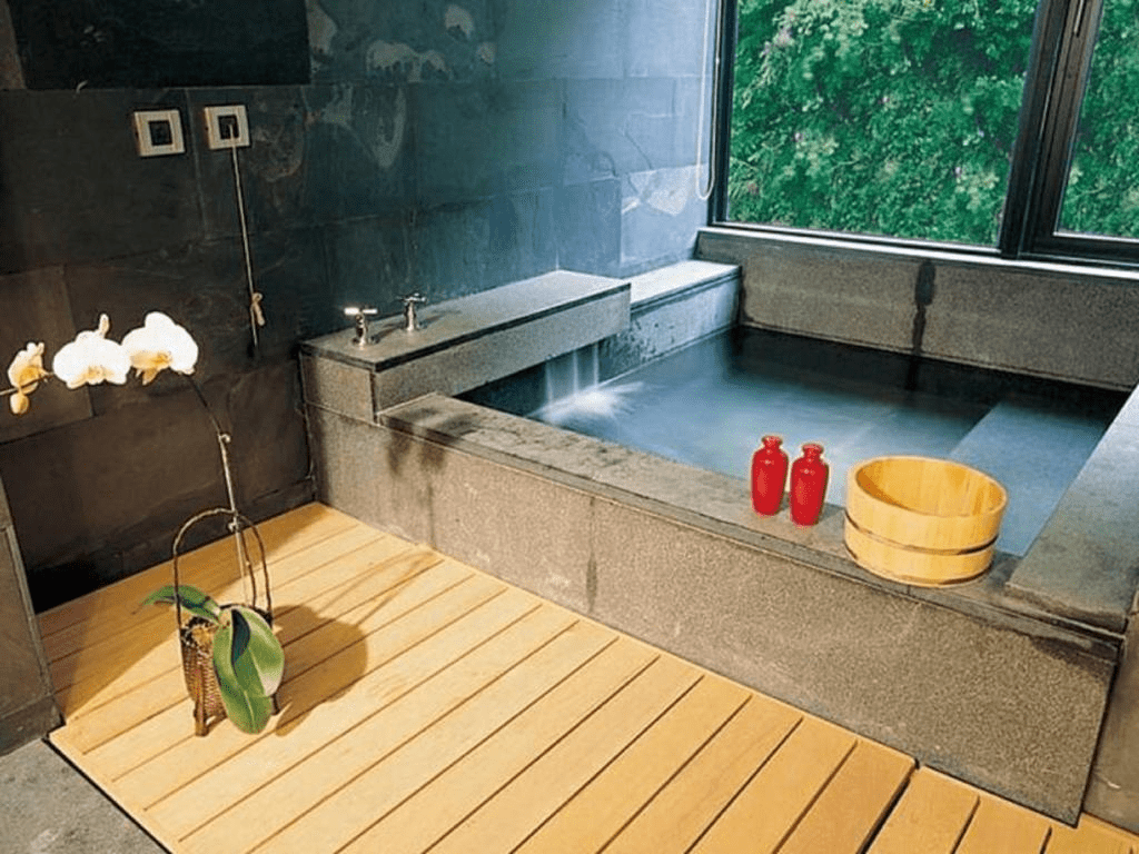 安排一趟烏來泡湯小旅行，在山林、溫泉與靜靜散步之間慢慢走完一天