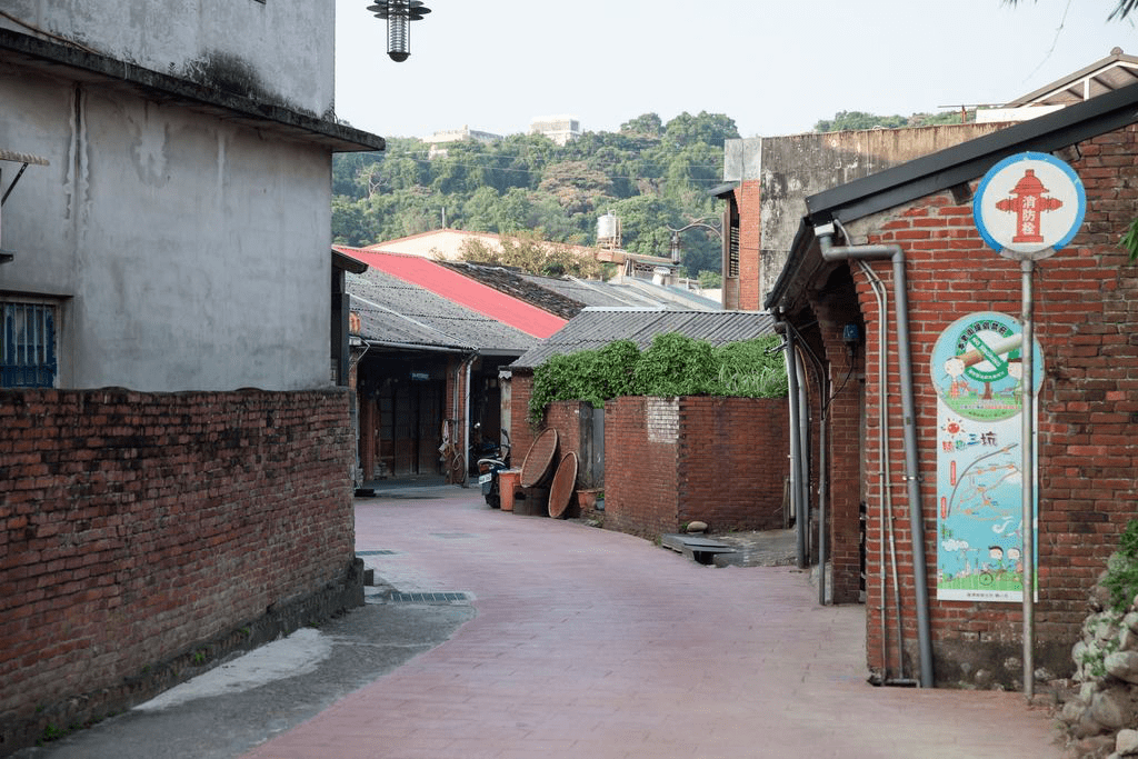 這裡不需要花太多時間走完，卻能留下最安靜、最真實的客家記憶