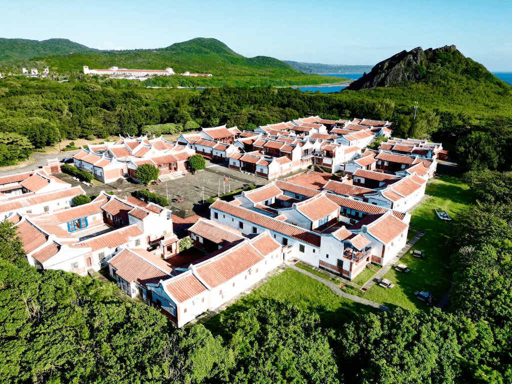 墾丁青年活動中心融合紅磚瓦片與碧海藍天