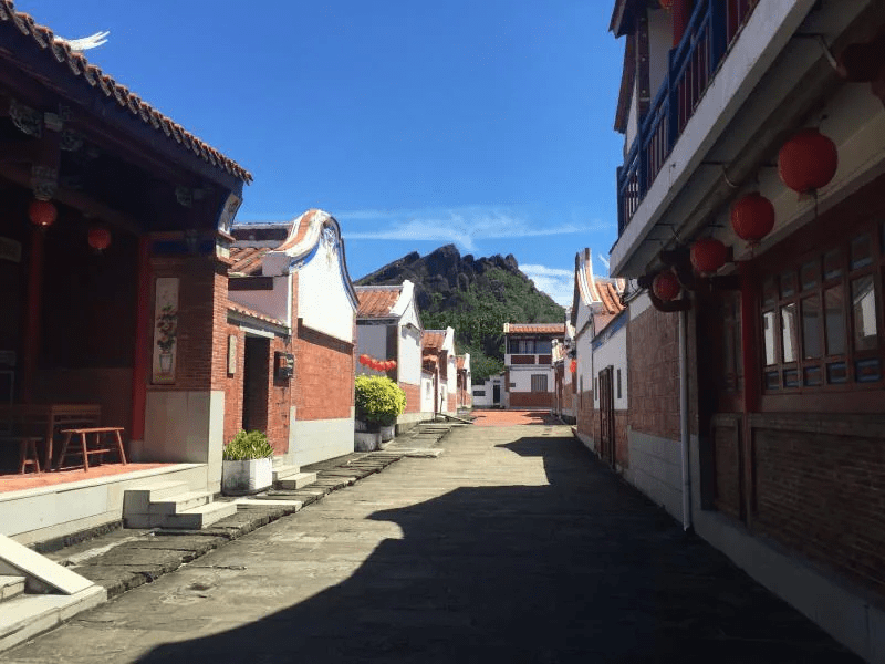 沿著園區步道可抵達視野遼闊的海濱,欣賞壯觀的地質奇景