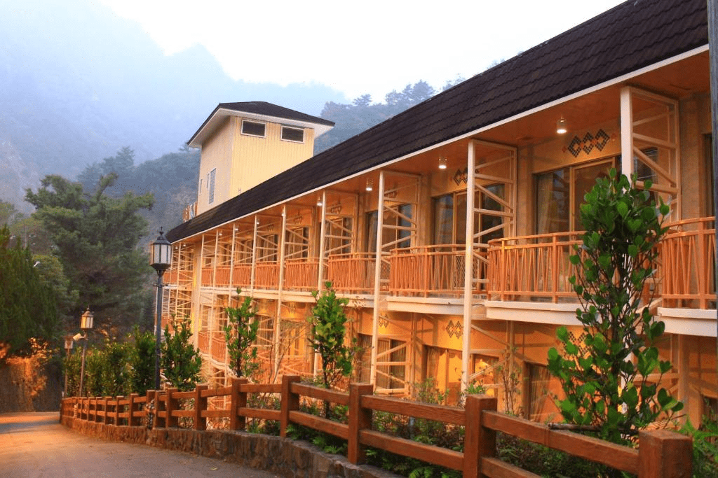 把週末留給山谷與溫泉，在台中谷關溫泉飯店過一段不被行程追著走的時光