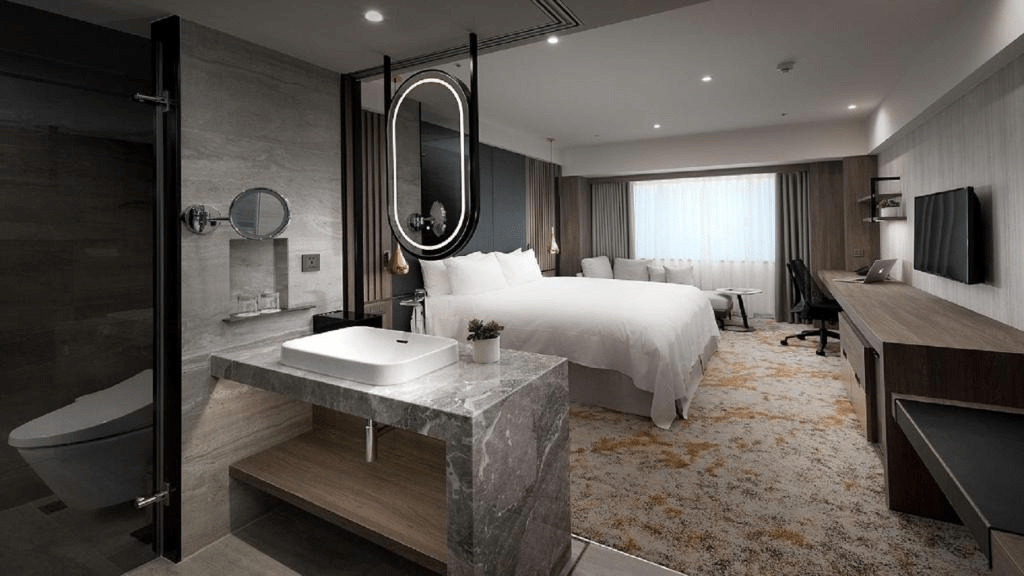 沿著港邊走進高雄住宿節奏,從三多商圈到車站找到剛好的落腳點