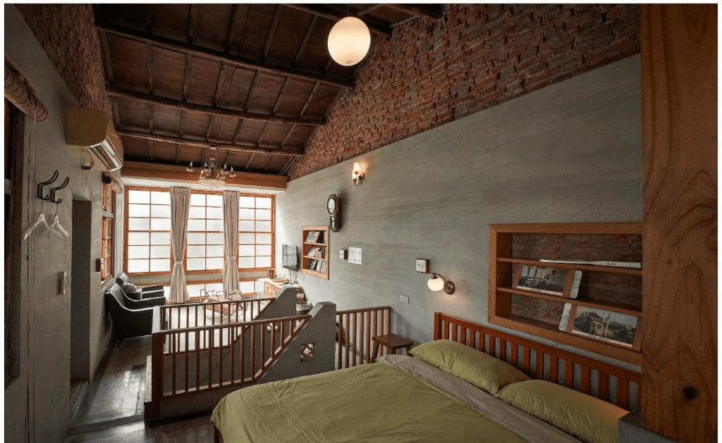 把行李放在台南老宅風民宿裡，從紅磚牆與老窗框開始，感受城市醒來的聲音