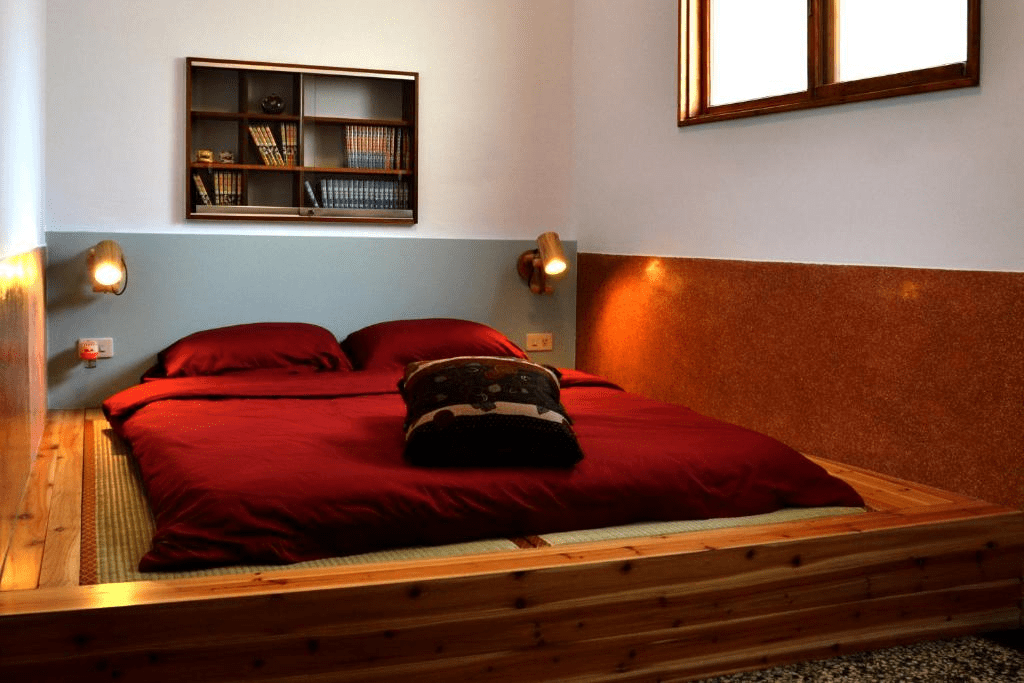 把行李放在台南老宅風民宿裡，從紅磚牆與老窗框開始，感受城市醒來的聲音