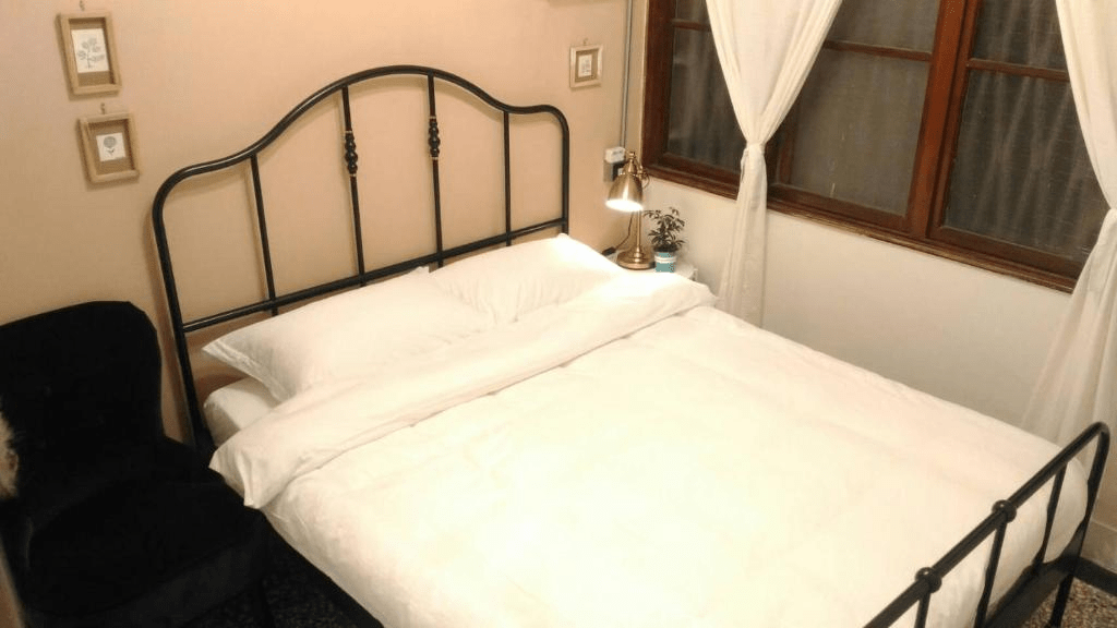 把行李放在台南老宅風民宿裡，從紅磚牆與老窗框開始，感受城市醒來的聲音