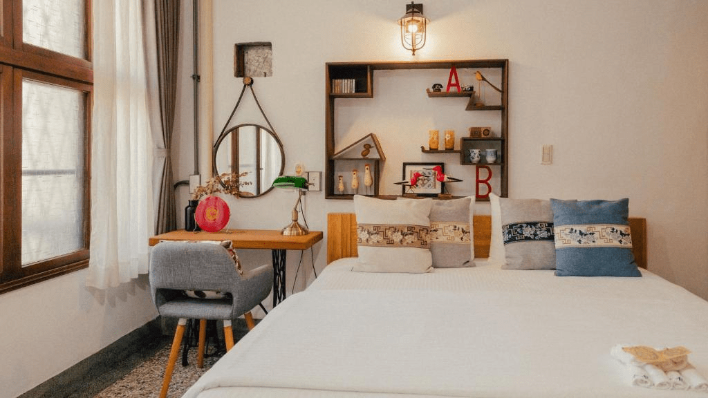 把行李放在台南老宅風民宿裡，從紅磚牆與老窗框開始，感受城市醒來的聲音