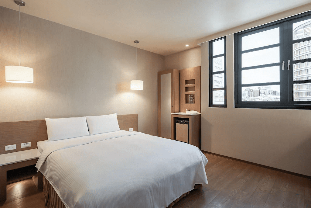 沿著港邊走進高雄住宿節奏,從三多商圈到車站找到剛好的落腳點