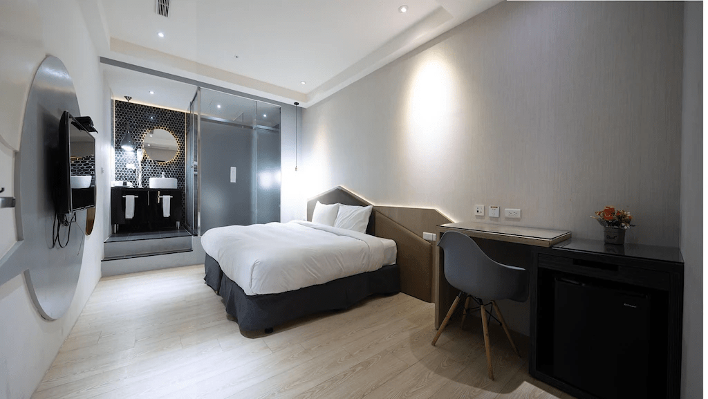 傍晚沿著綠川走進台中中區,住進凝萃 GLL 水岸隱邸的慢旅行夜晚