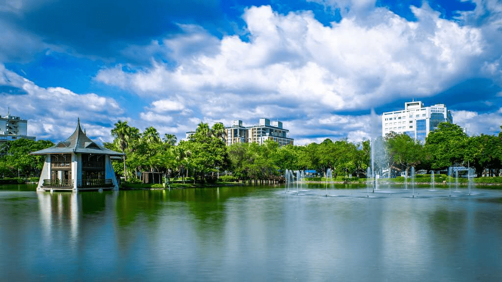 傍晚沿著綠川走進台中中區,住進凝萃 GLL 水岸隱邸的慢旅行夜晚