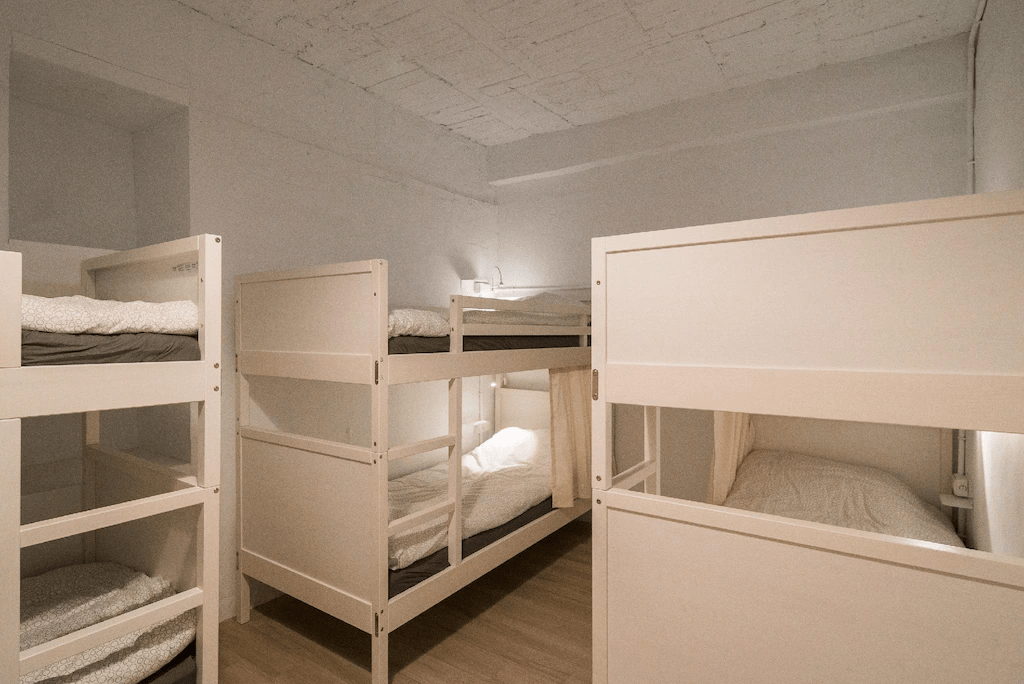 順著階梯走進九份的夜與霧,找一間適合停下來的住宿,讓旅程慢下來