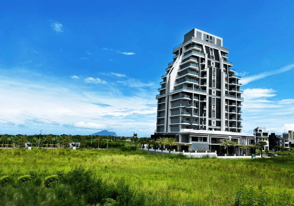 蘭陽烏石港海景酒店的客房設計簡約舒適，大面落地窗將海景引入室內