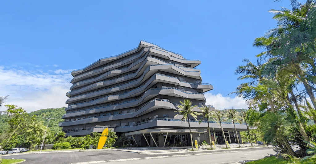 烏石港OA Hotel獨特的黑色建築外觀，展現出現代工業風的設計美感