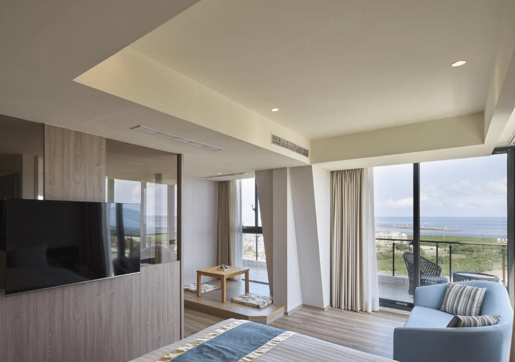 飯店外觀宏偉，鄰近烏石港，是許多家庭旅遊的首選