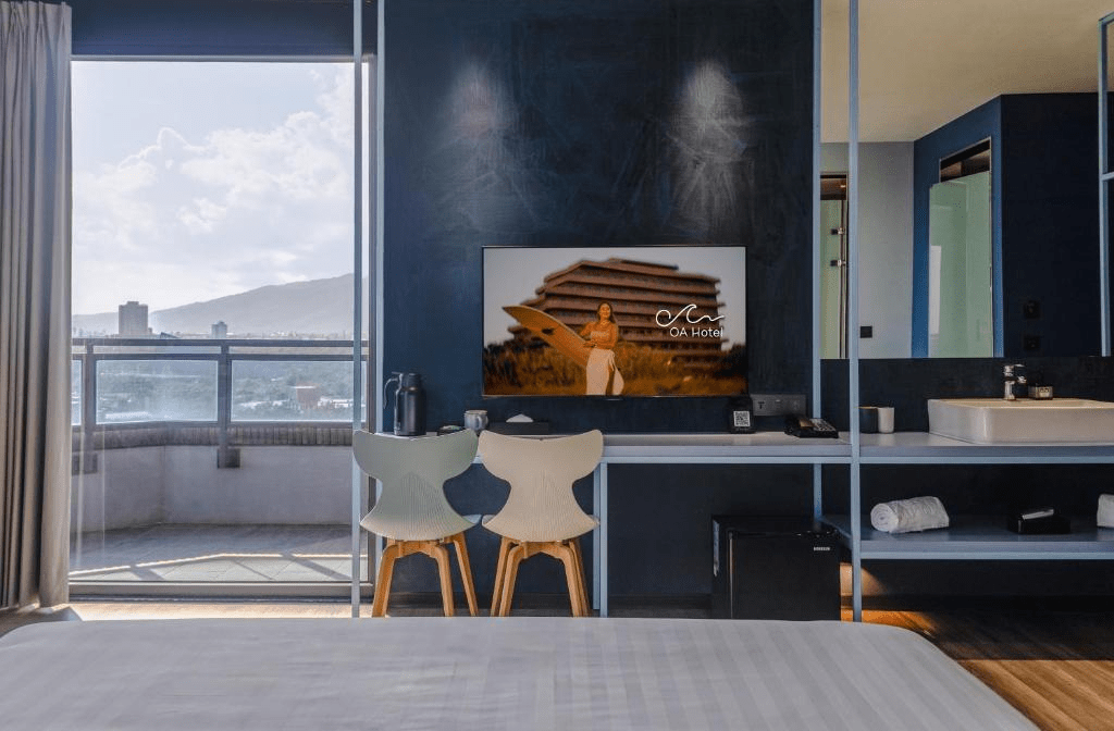 OA Hotel 的房間風格現代且充滿活力，適合年輕族群入住