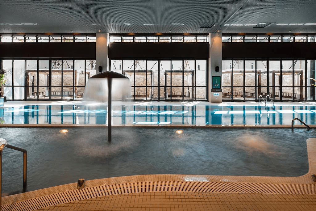 在北投溫泉白煙升起的傍晚入住一間對的飯店,讓泡湯、夜色與山景自然接手這趟旅程