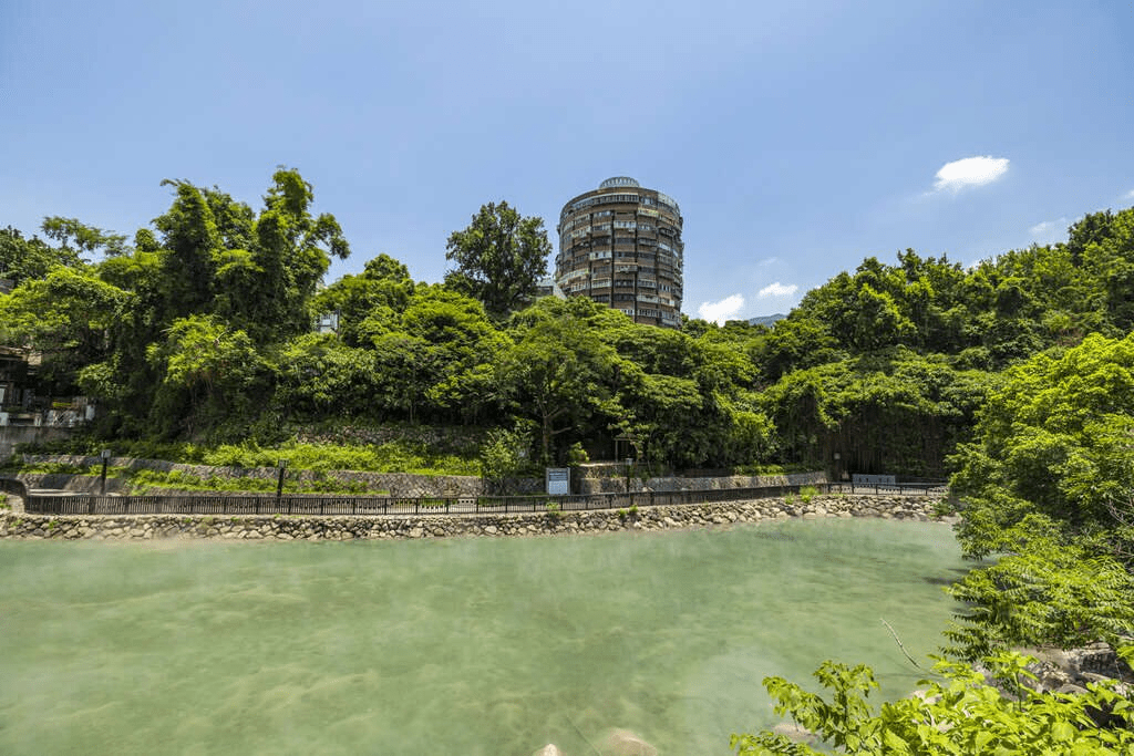 當午後陽光灑進北投地熱谷，蒸氣在泉池間流動，一步步走近台北最真實的溫泉風景