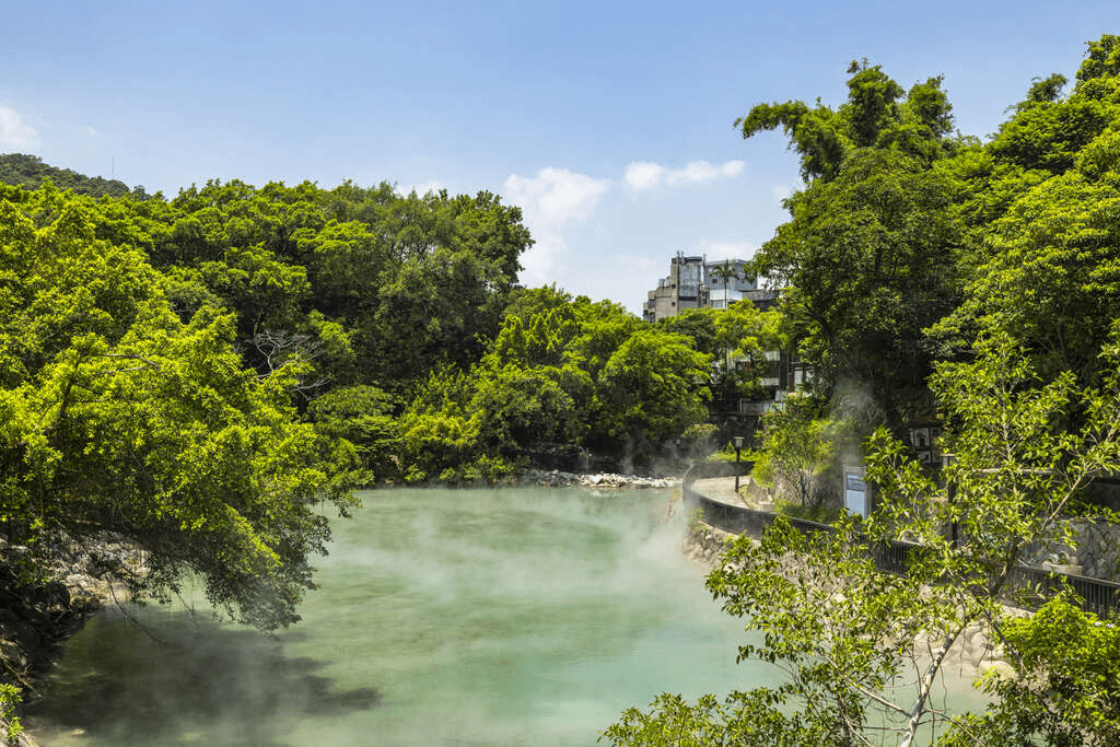 當午後陽光灑進北投地熱谷，蒸氣在泉池間流動，一步步走近台北最真實的溫泉風景