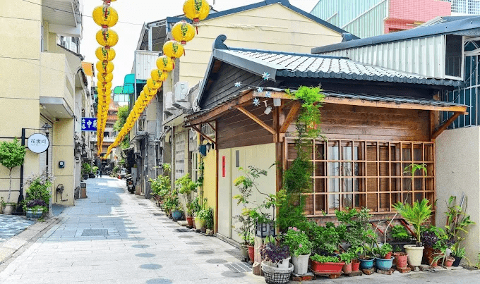 夜色降臨台南中西區，沿著神農街前行，在燈影與老屋之間找到剛好的節奏