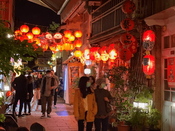 夜色降臨台南中西區，沿著神農街前行，在燈影與老屋之間找到剛好的節奏