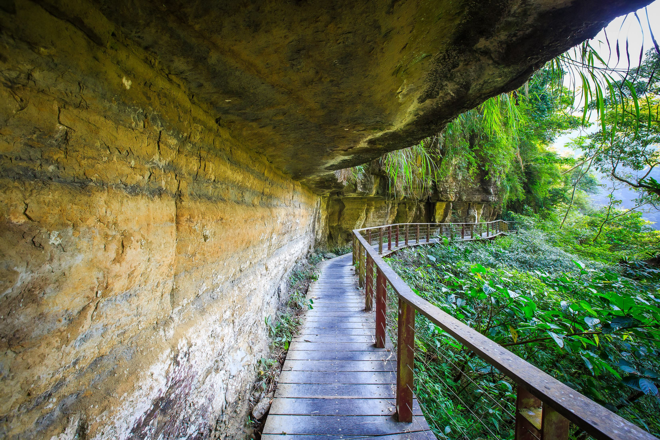 沿著嘉義梅山的溪谷慢慢前行，在竹坑溪步道聽水聲走向龍宮瀑布的午後時光