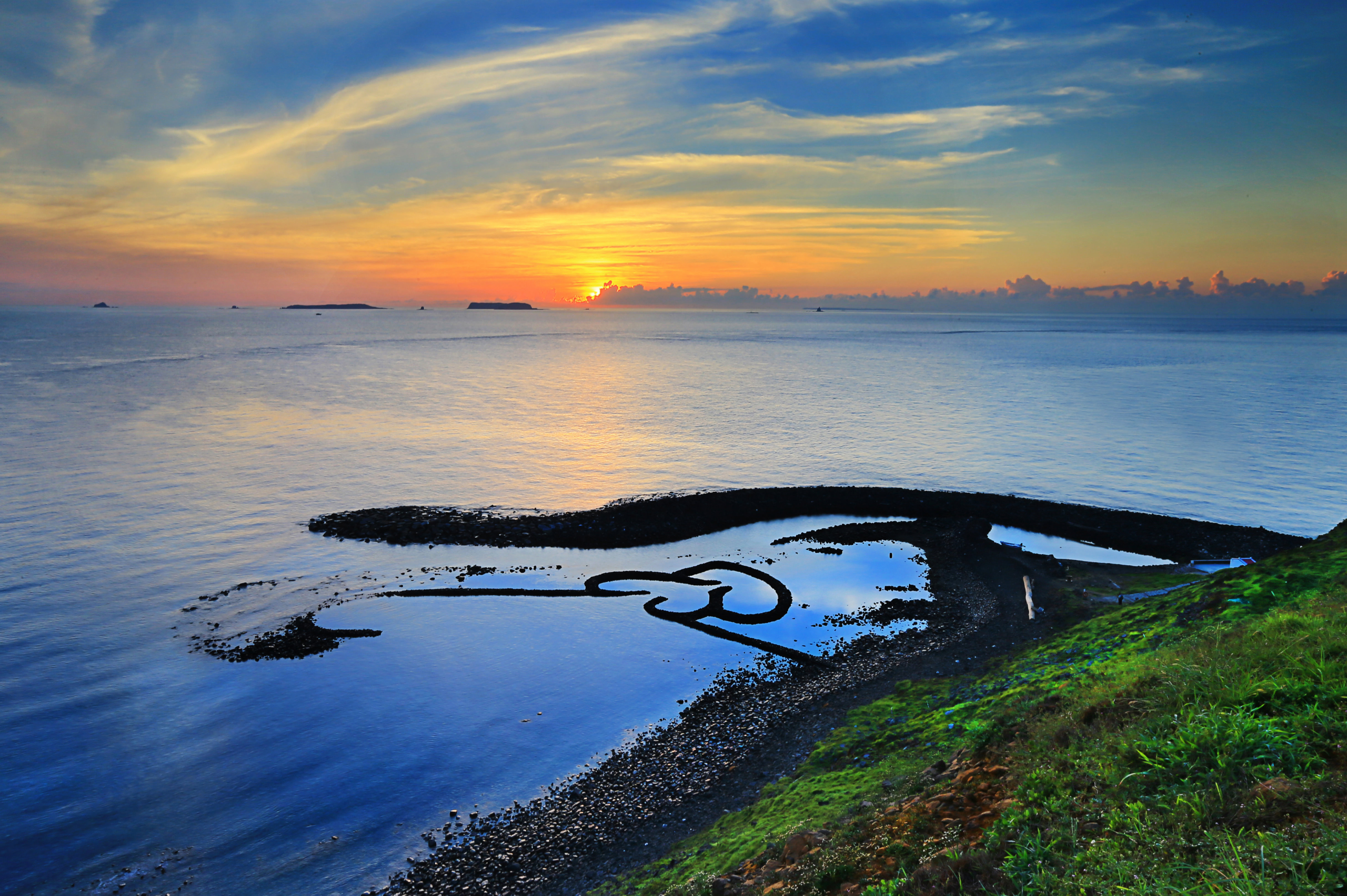 從馬公搭船到澎湖七美慢慢騎車環島，在海風與潮汐之間遇見雙心石滬