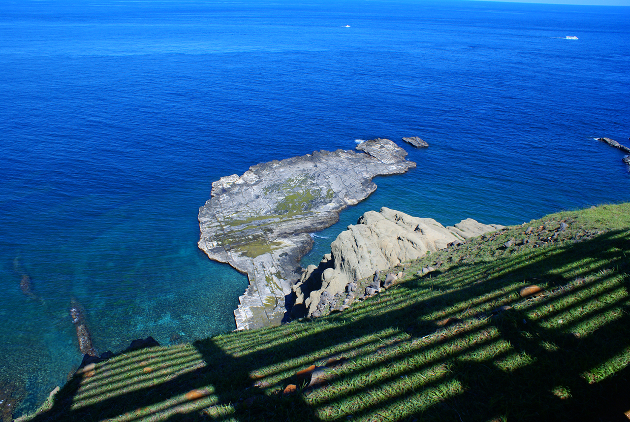 從馬公搭船到澎湖七美慢慢騎車環島，在海風與潮汐之間遇見雙心石滬