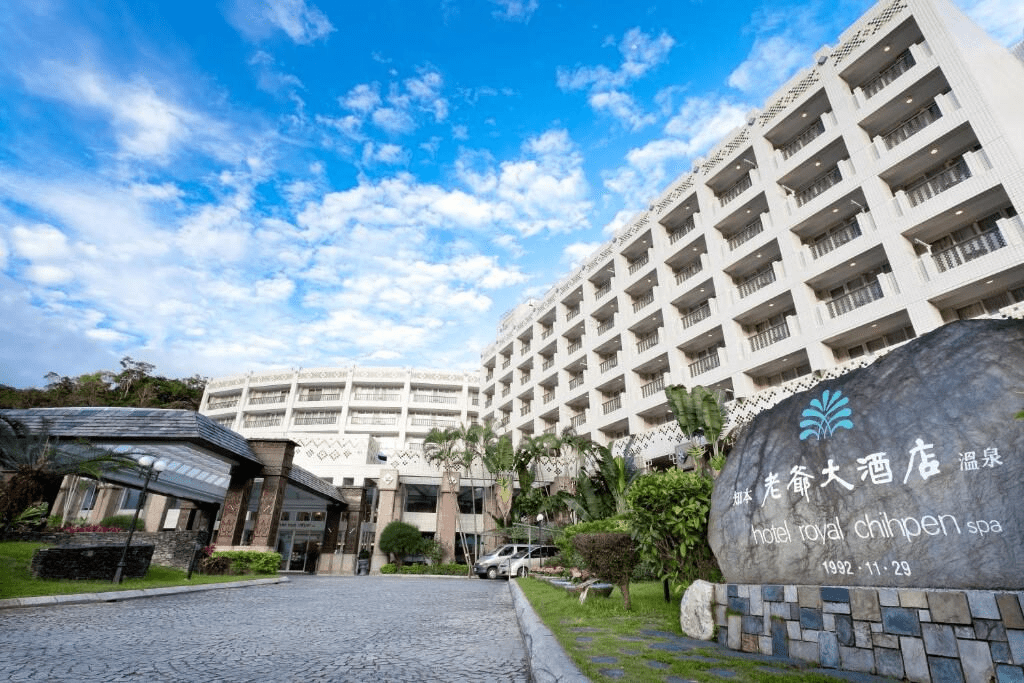 當夜色落在知本溫泉谷，住進老爺酒店，用餐桌與湯池收藏台東的慢