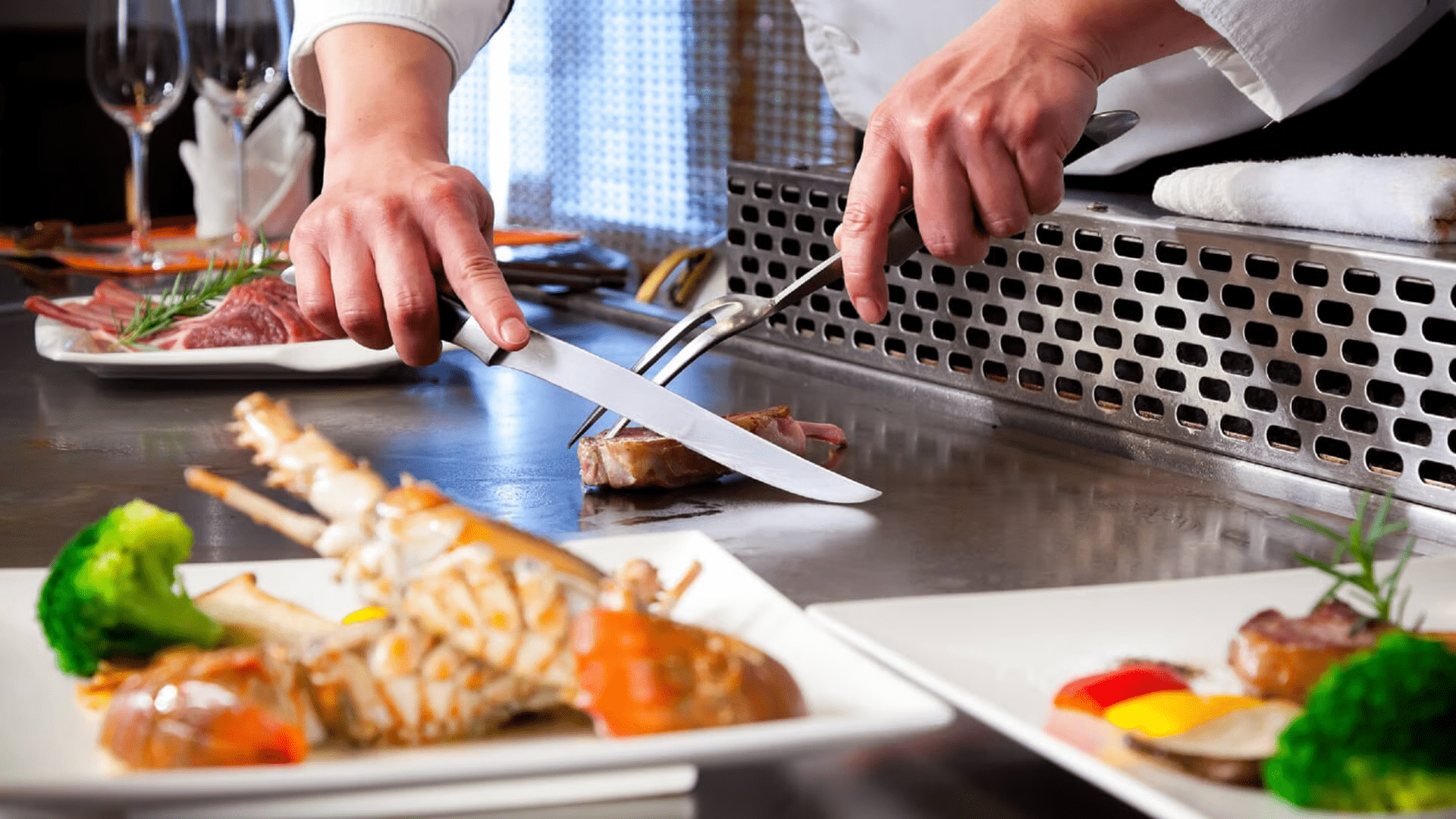 當夜色落在知本溫泉谷，住進老爺酒店，用餐桌與湯池收藏台東的慢