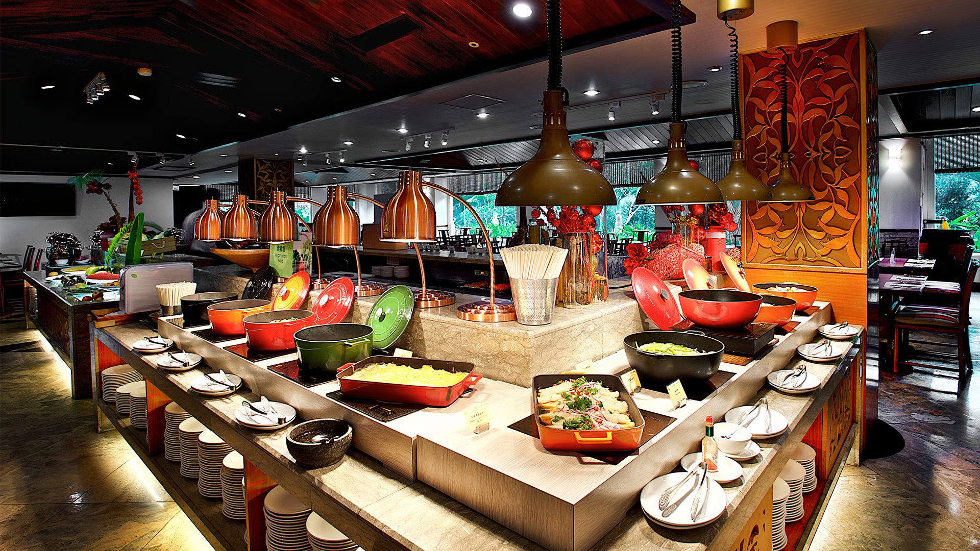 當夜色落在知本溫泉谷，住進老爺酒店，用餐桌與湯池收藏台東的慢