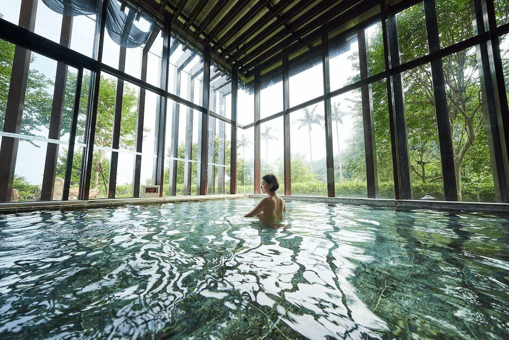 走出礁溪車站就能泡湯，把行李放下後慢慢住進溫泉飯店的節奏裡