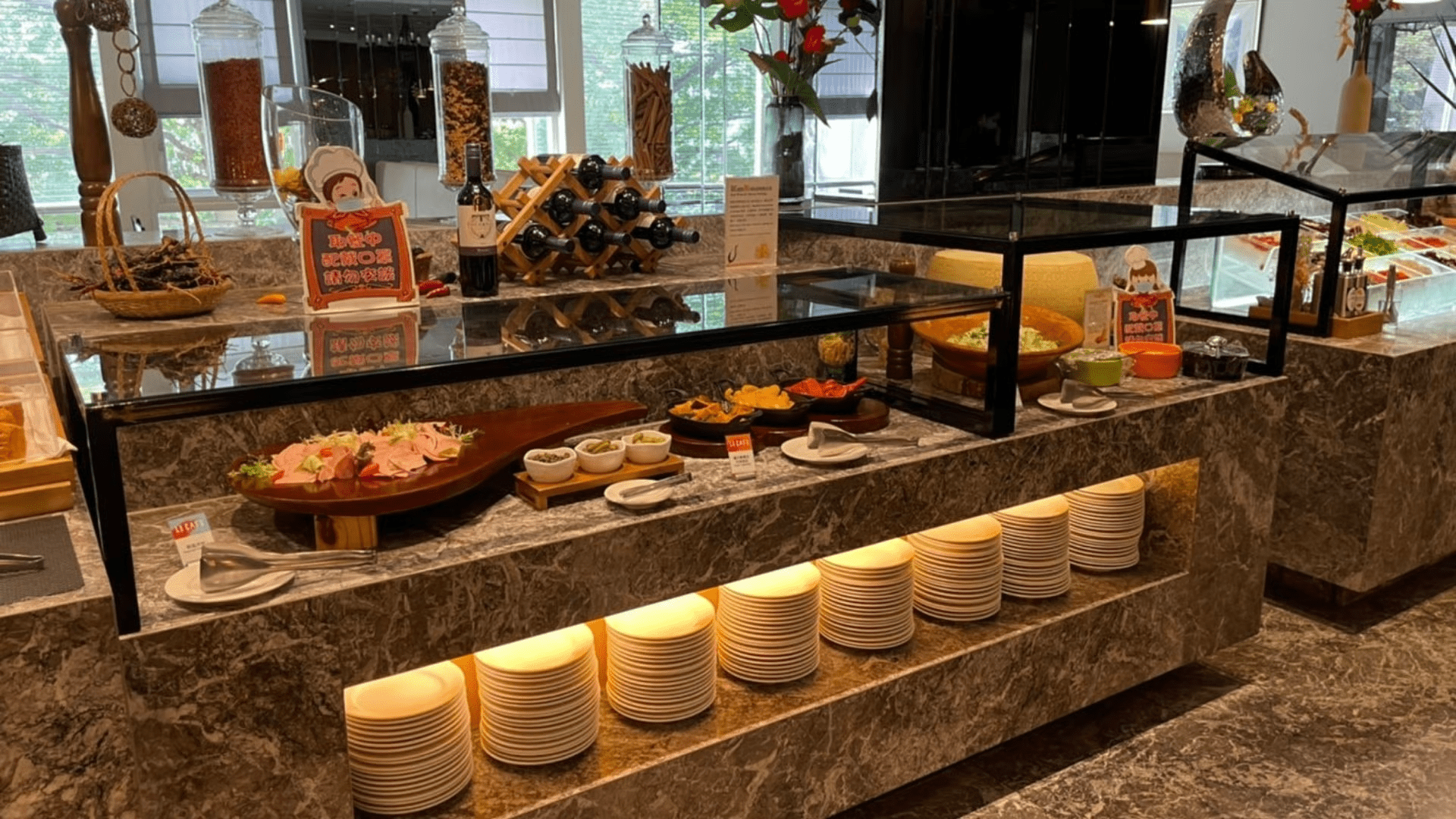 夜色落下的新竹市區，在新竹老爺酒店過夜，感受住宿與美食交會的安靜時刻
