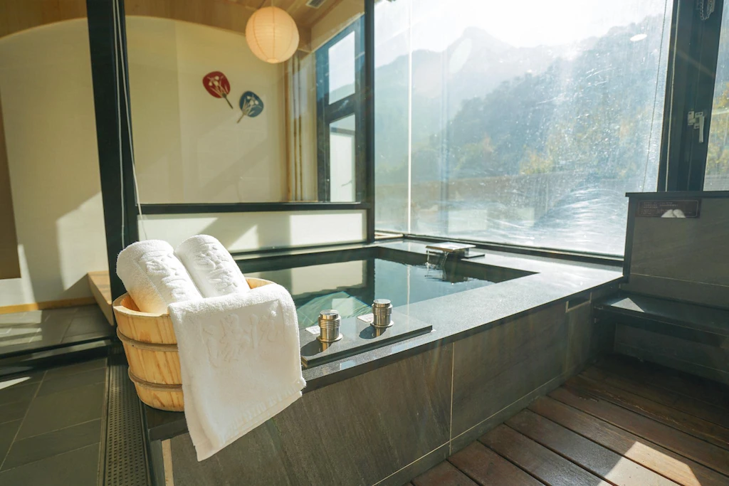 當山霧升起、泉水冒著熱氣，苗栗泰安湯悅溫泉會館正適合慢慢住一夜