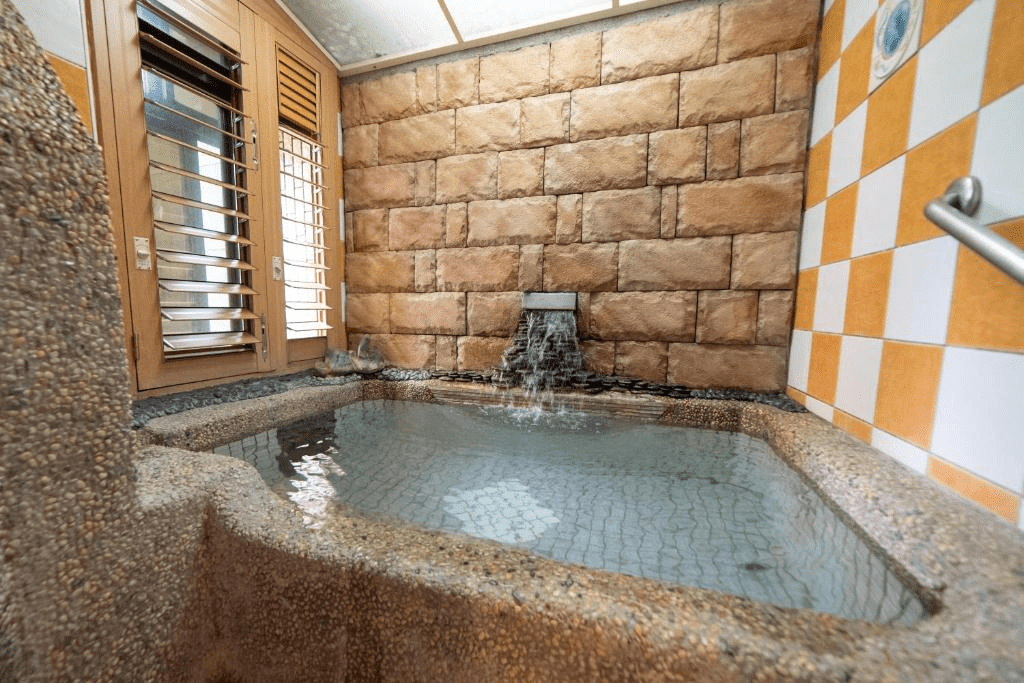 走出礁溪車站就能泡湯，把行李放下後慢慢住進溫泉飯店的節奏裡