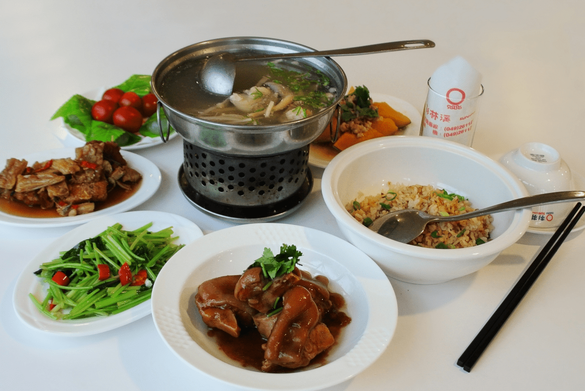 沿著山路上行到杉林溪森林遊樂園，水杉站成一排，把高山的涼意變得好看