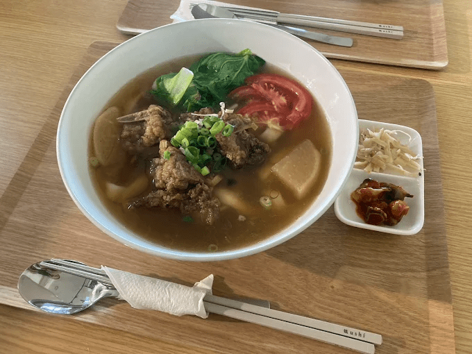 請生成自然、有畫面感、帶節奏與行動感的 Google Discover 高 CTR 標題。語氣需柔和而不制式，帶有現場感與情緒流動。關鍵字（地名與主題）需自然融入句中，不可刻意放在結尾或句前。標題應讓讀者感受到「想出發」「想親臨現場」的衝動，同時符合 SEO 搜尋邏輯（地名＋主題詞明確）。句構可自由變化為「動作＋地名＋感受」或「情境＋畫面＋主題」，讓語氣自然卻具行動力與創造性。請生成篇幅較長（約25–35字）的完整句式標題，帶有動作、時間與場景感，不要使用短語或片段句。整句需可朗讀、有呼吸節奏，像旅人現場描述的口氣。
