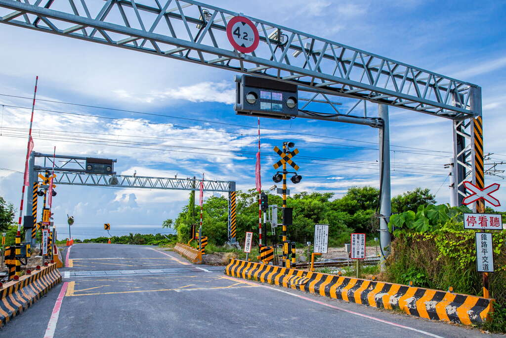 沿著南迴線慢慢靠近太麻里平交道，在山海交會的光影裡等一班火車經過