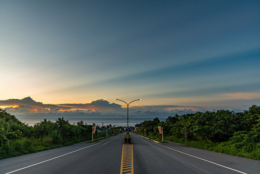 沿著南迴線慢慢靠近太麻里平交道，在山海交會的光影裡等一班火車經過