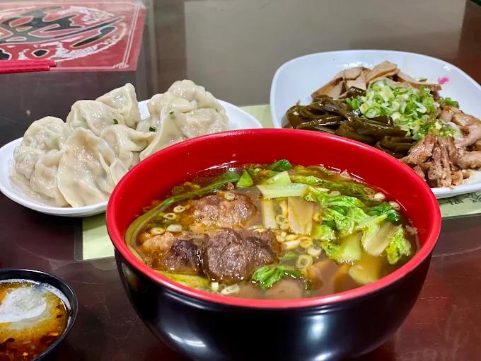 沿著南迴線慢慢靠近太麻里平交道，在山海交會的光影裡等一班火車經過