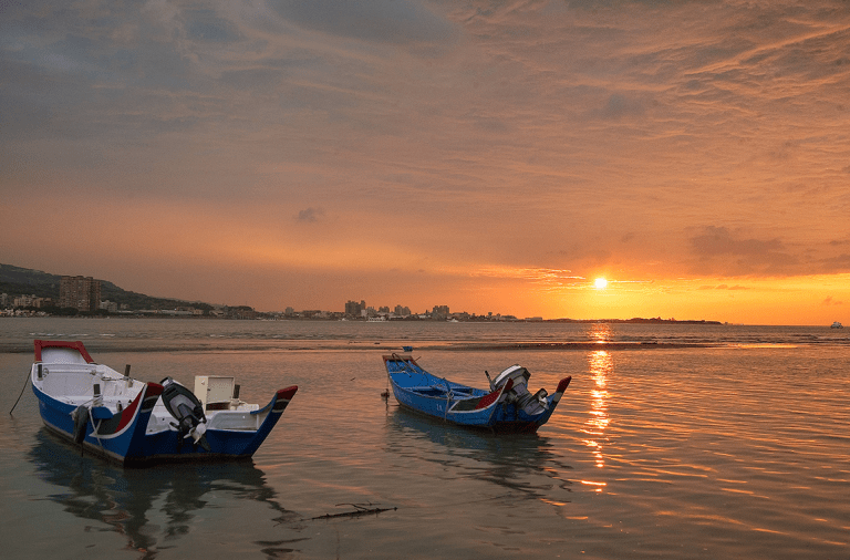 把海風與夕陽帶回生活裡,從情人橋到金色水岸,把時間交給淡水的溫柔