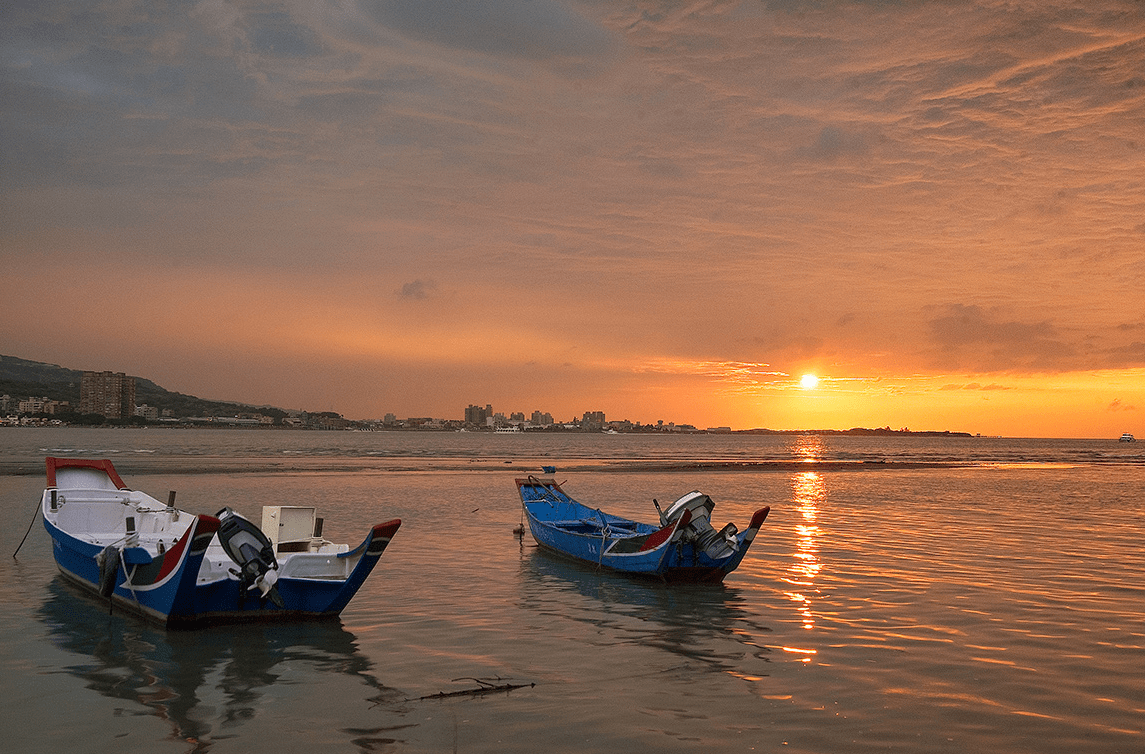 把海風與夕陽帶回生活裡，從情人橋到金色水岸，把時間交給淡水的溫柔