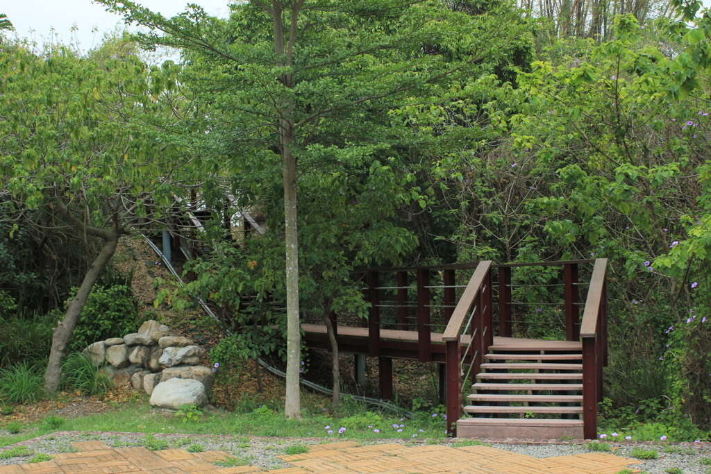 沿著海風走進高雄彌陀的漯底山自然公園，在月世界般的惡地地景中慢慢拉開視野