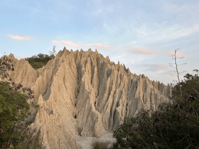 沿著海風走進高雄彌陀的漯底山自然公園，在月世界般的惡地地景中慢慢拉開視野