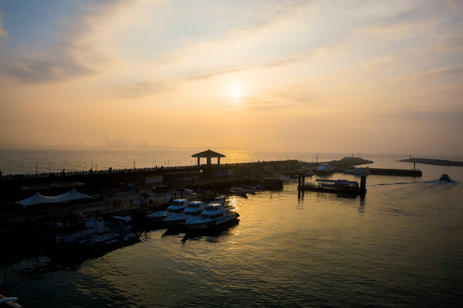 把海風與夕陽帶回生活裡，從情人橋到金色水岸，把時間交給淡水的溫柔