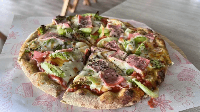 在雲林古坑雲嶺之丘停下腳步，讓草嶺山風吹過視線與遠方層層山景