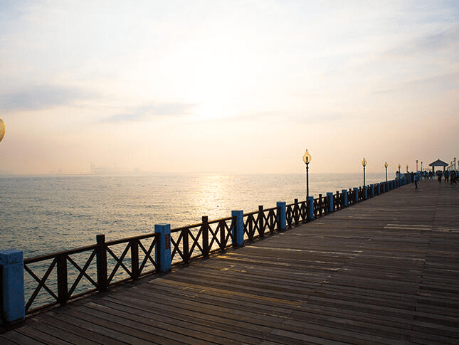 把海風與夕陽帶回生活裡，從情人橋到金色水岸，把時間交給淡水的溫柔