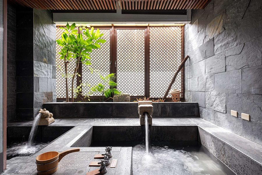 走進谷關山谷的南洋氣息裡，在惠來谷關溫泉會館泡一池讓身體靜下來的溫泉時光