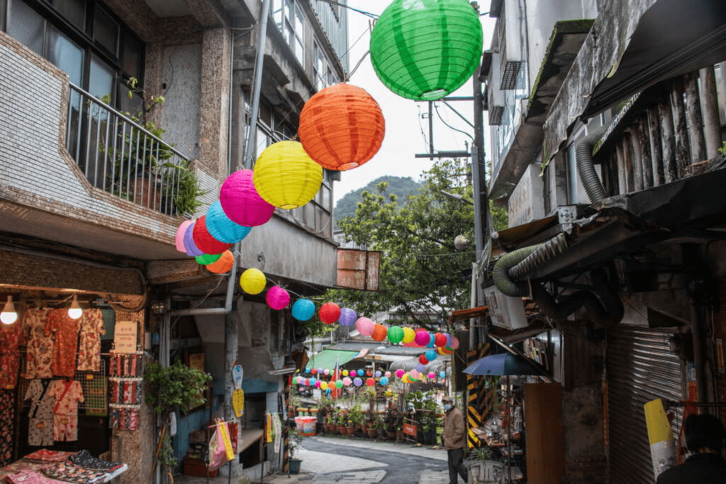 沿著淡水夕光與三峽拱廊慢慢走,把台北老街的氣味、溫度與日常景色好好記住